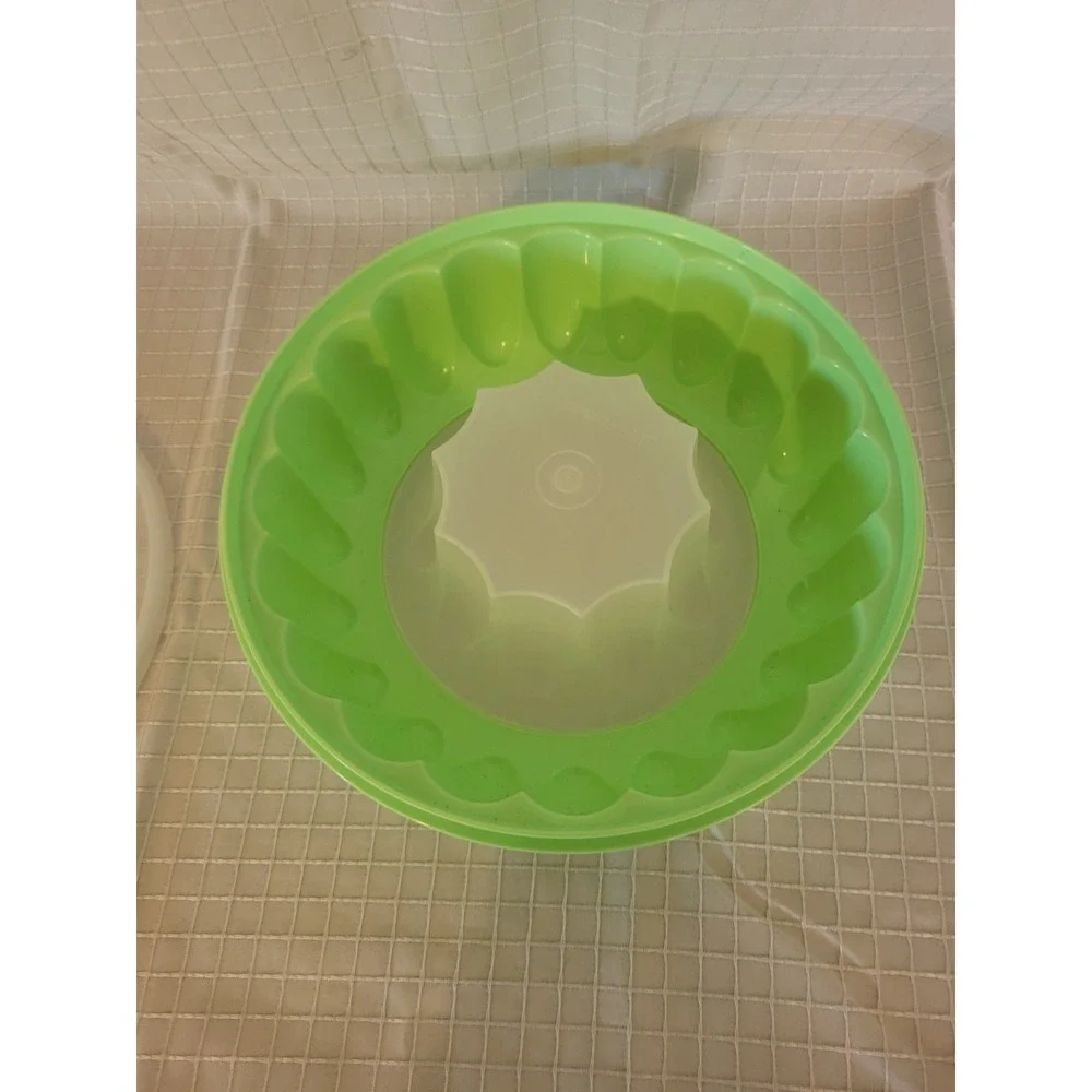Tupperware‎ Jel-Ring Jello Mold Lime Green 6 Cup Fluted Gelatin Ring 1202-3